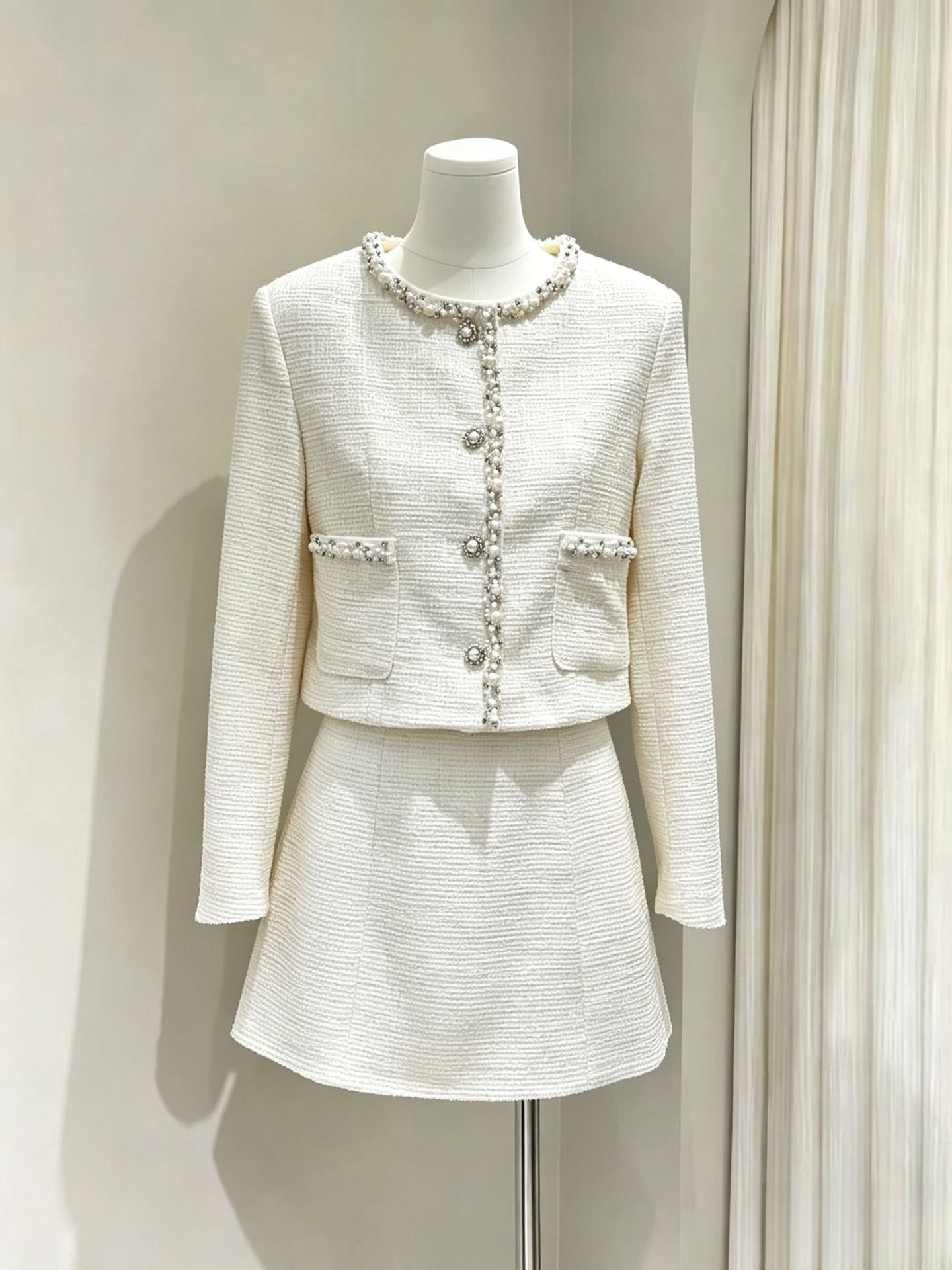 Dresses - طقم نسائي أنيق مكون من قطعتين: