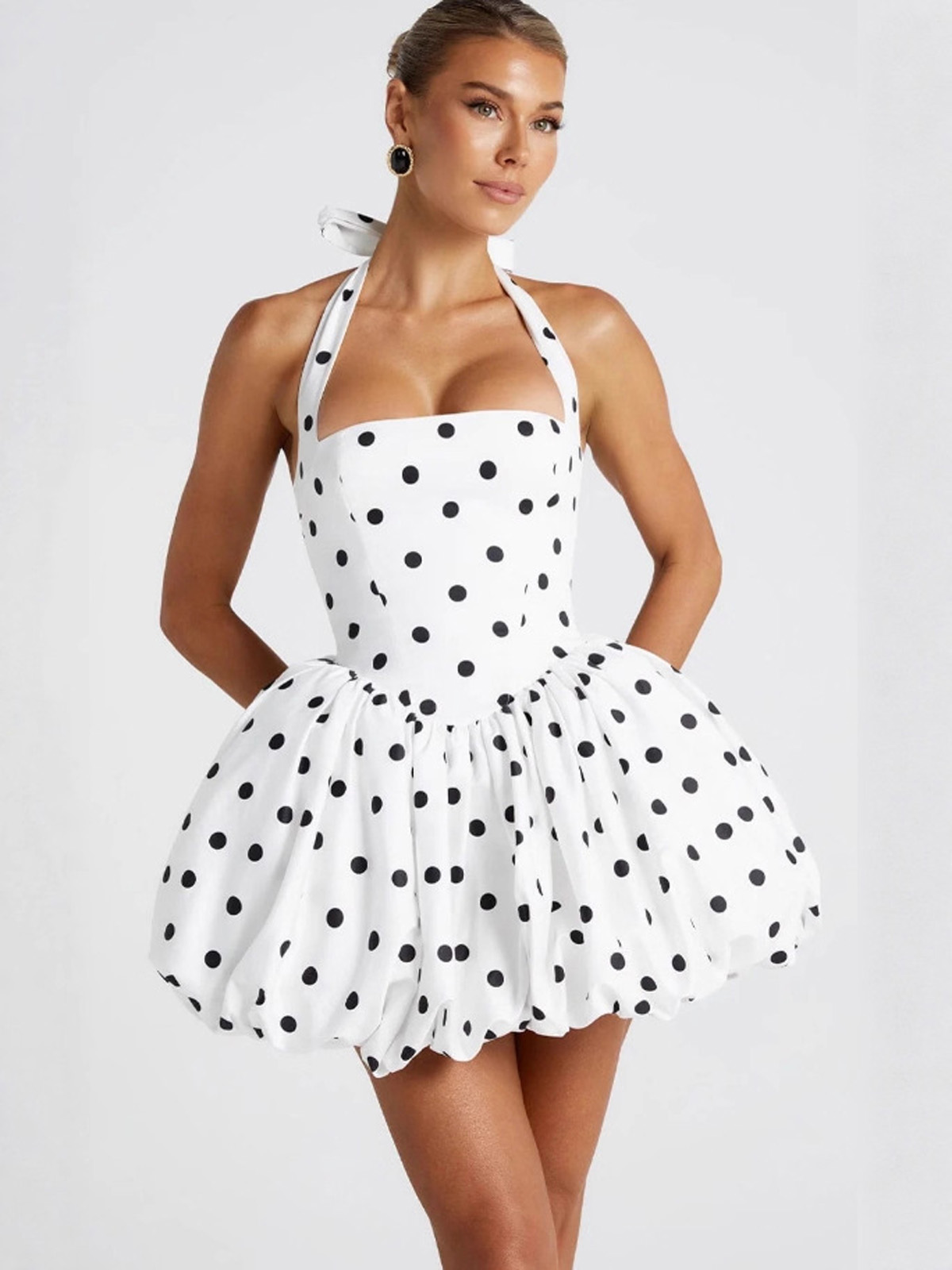 Y2K Backless Halter Mini Dress - فستان قصير بحمالات رفيعة وطباعة نقطية،