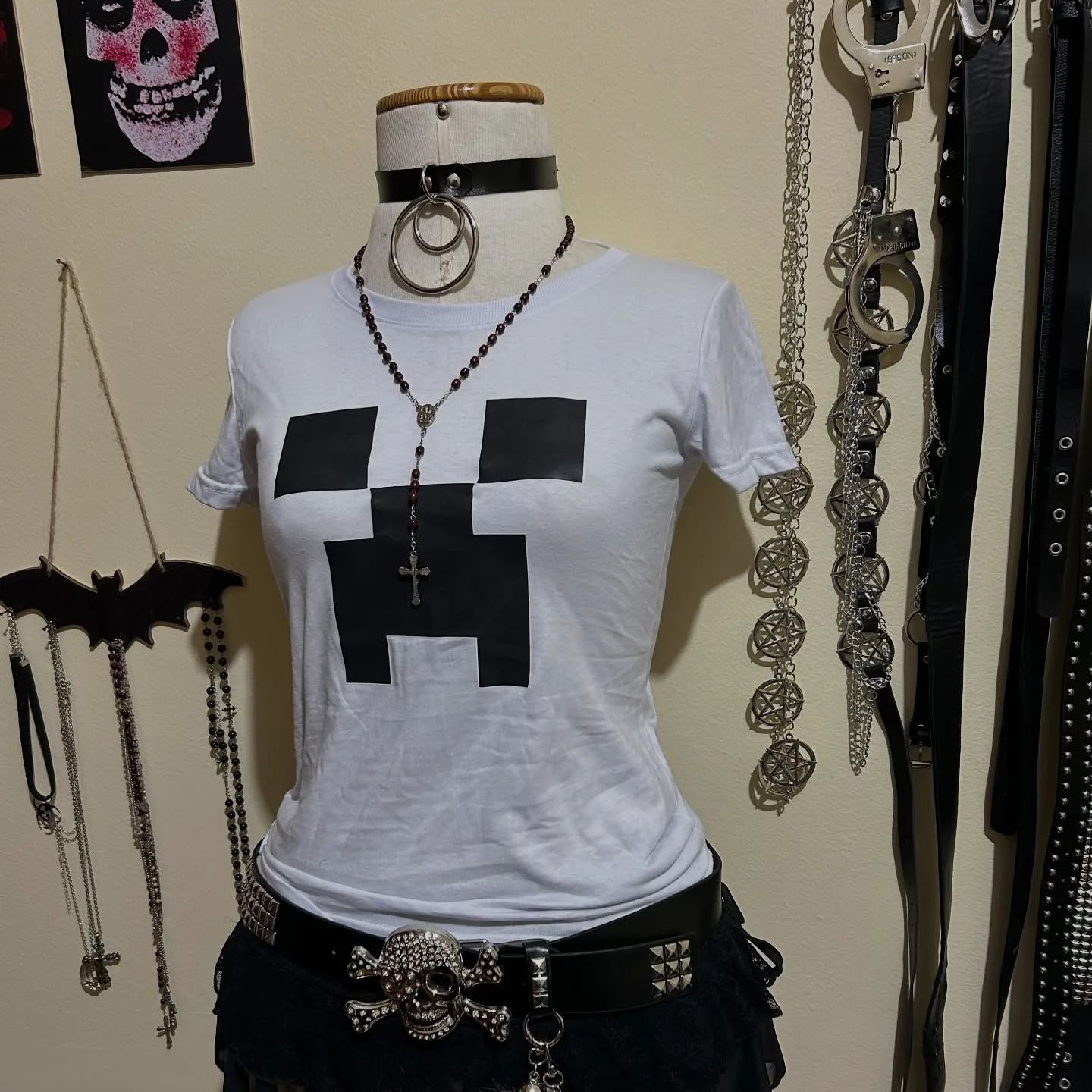 تي شيرت بطباعة رسومية كرتونية  - مراجعة Y2K Graphic Baby Tee Crop وسعره