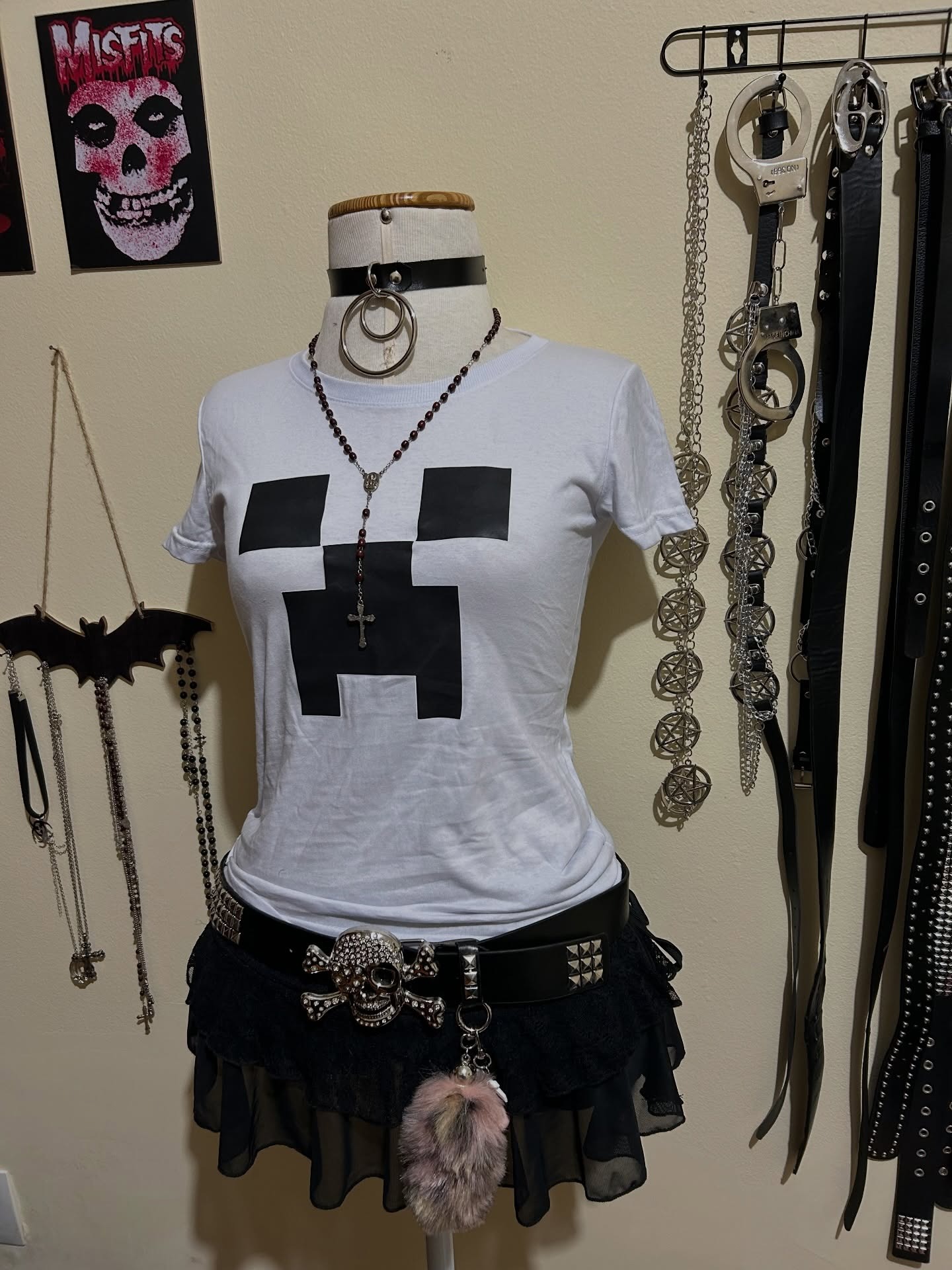 تي شيرت بطباعة رسومية كرتونية  - مراجعة Y2K Graphic Baby Tee Crop وسعره