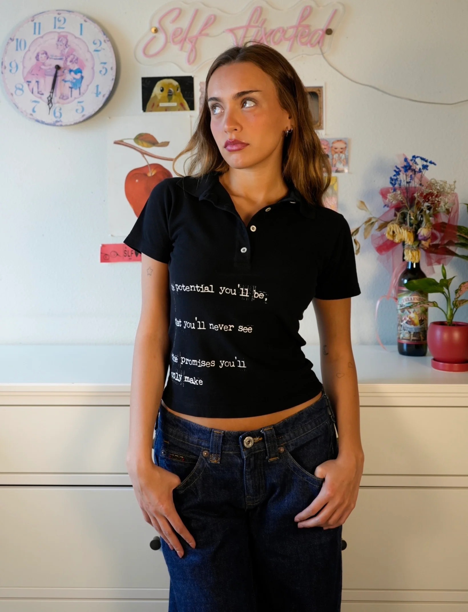 تي شيرت نسائي قصير الأكمام بتص - مراجعة Y2K Graphic Baby Tee Crop وسعره